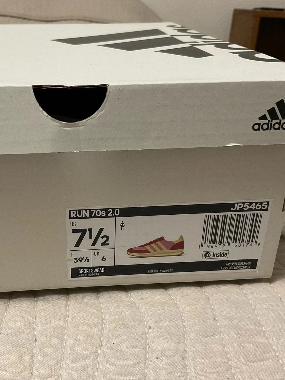 Women’s 7.5 Adidas Run 70s 2.0